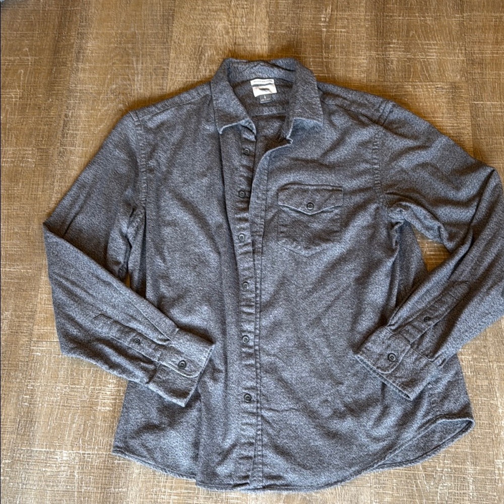Men's Gray Button-Up Shirt